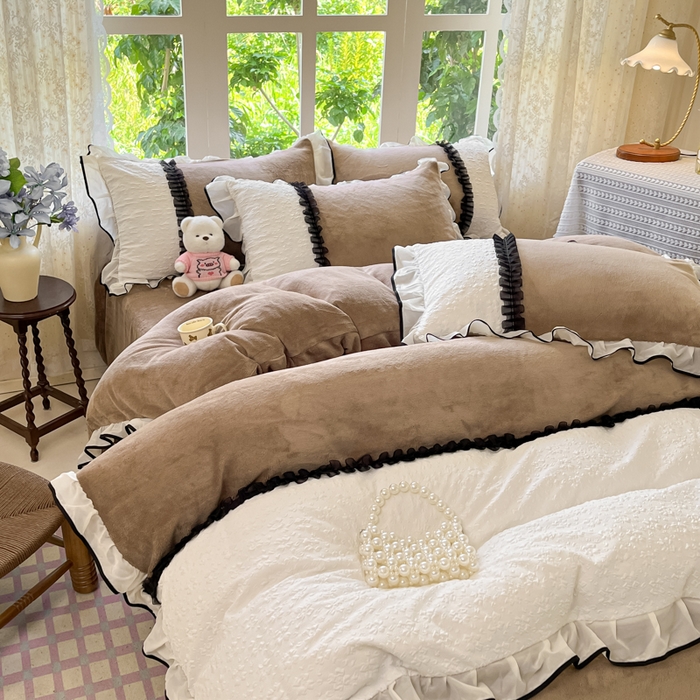 91家纺网 家纺一手货源 找家纺 艺玲家纺 2025新款牛奶绒韩版蕾丝四件套-花香梦境绒 花香梦境绒-咖色