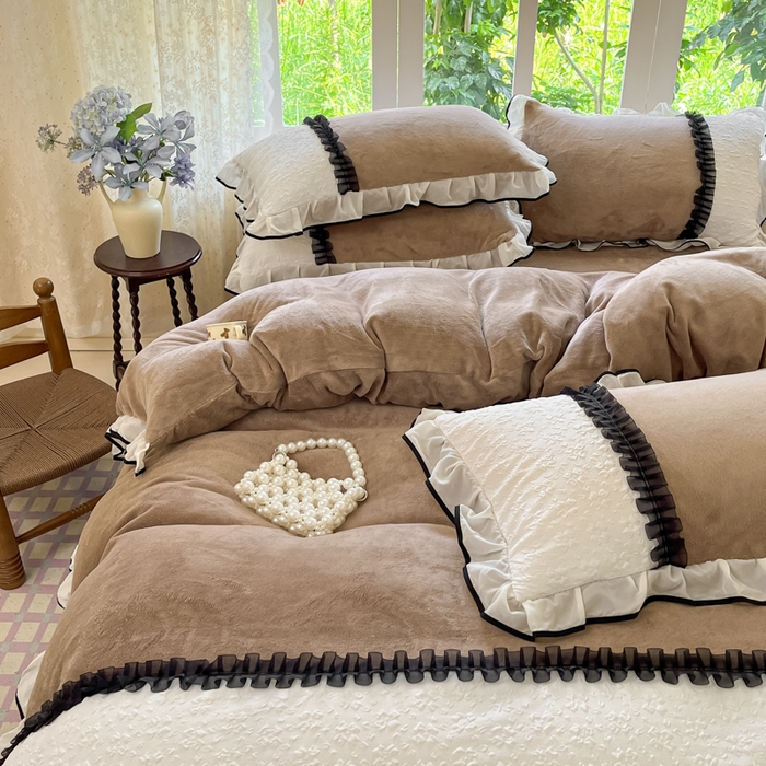 91家纺网 家纺一手货源 找家纺 艺玲家纺 2025新款牛奶绒韩版蕾丝四件套-花香梦境绒 花香梦境绒-咖色