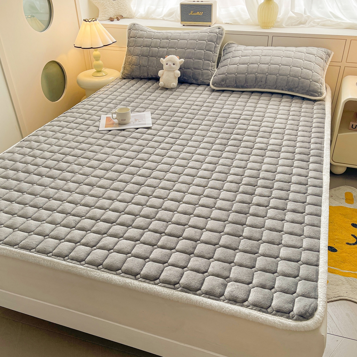 91家纺网 家纺一手货源 找家纺 眠势力 2025新款牛奶绒床垫加绒床褥子秋冬保暖珊瑚绒夹棉床护垫 高冷灰