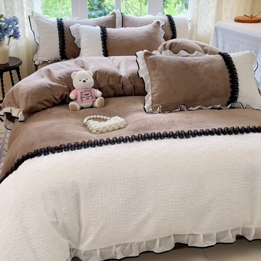 91家纺网 家纺一手货源 找家纺 艺玲家纺 2025新款牛奶绒韩版蕾丝四件套-花香梦境绒 花香梦境绒-咖色