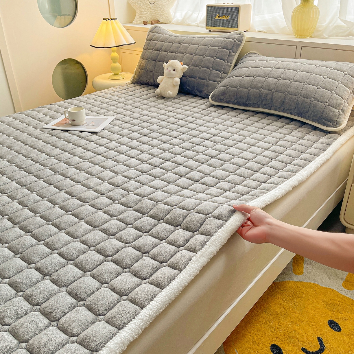 91家纺网 家纺一手货源 找家纺 眠势力 2025新款牛奶绒床垫加绒床褥子秋冬保暖珊瑚绒夹棉床护垫 高冷灰