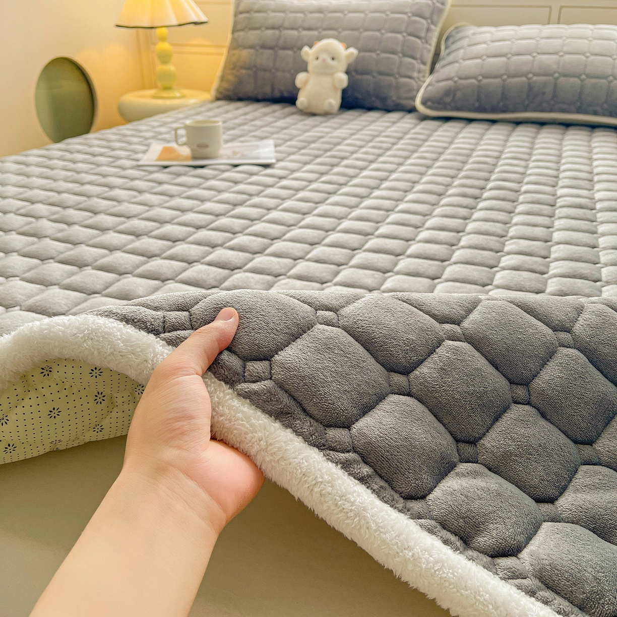 91家纺网 家纺一手货源 找家纺 眠势力 2025新款牛奶绒床垫加绒床褥子秋冬保暖珊瑚绒夹棉床护垫 高冷灰