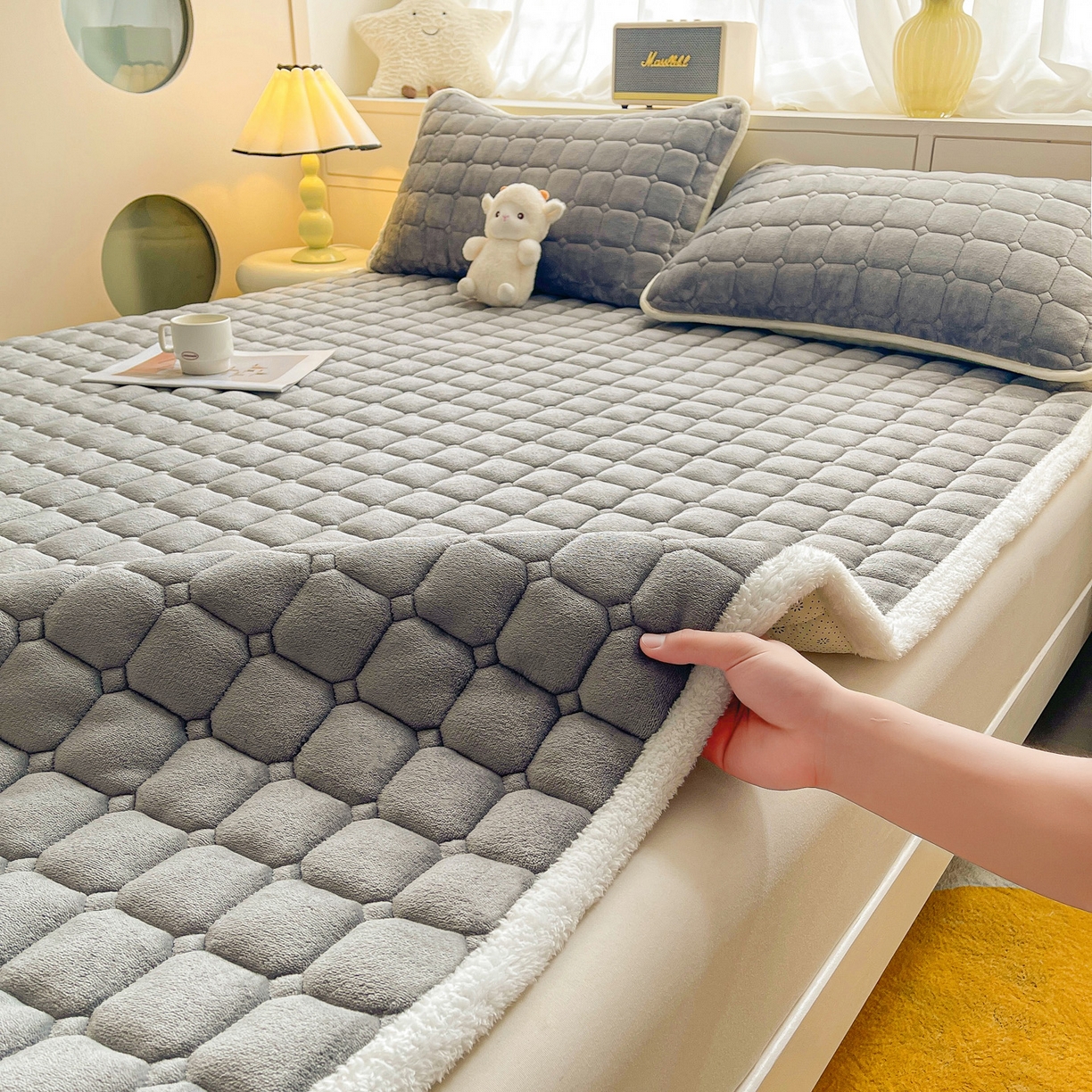 91家纺网 家纺一手货源 找家纺 眠势力 2025新款牛奶绒床垫加绒床褥子秋冬保暖珊瑚绒夹棉床护垫 高冷灰