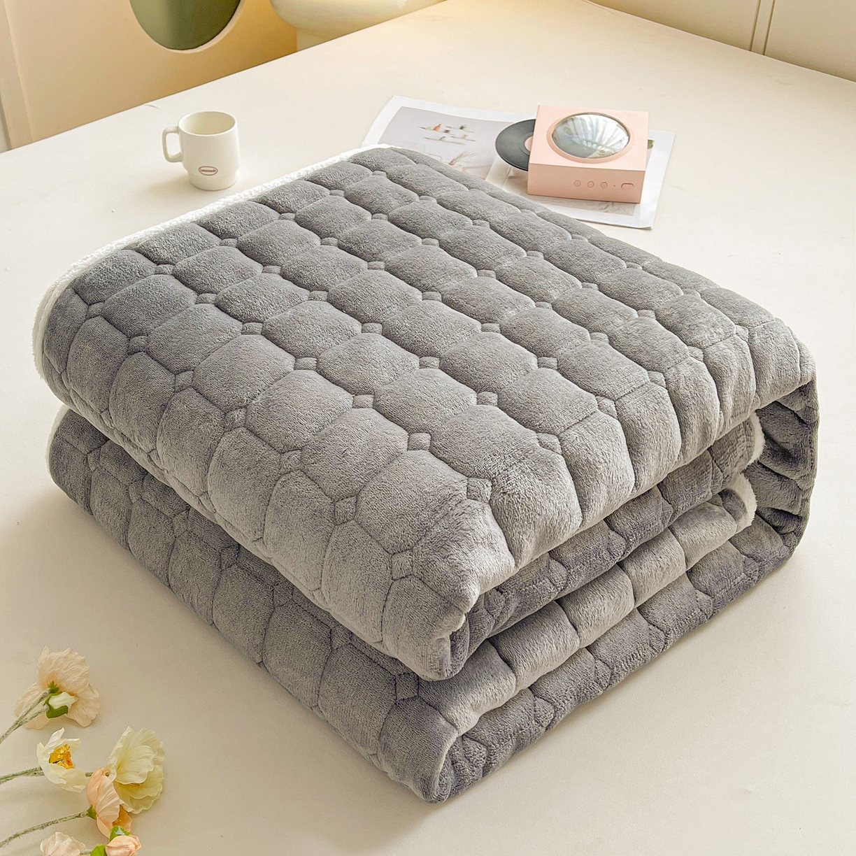 91家纺网 家纺一手货源 找家纺 眠势力 2025新款牛奶绒床垫加绒床褥子秋冬保暖珊瑚绒夹棉床护垫 高冷灰