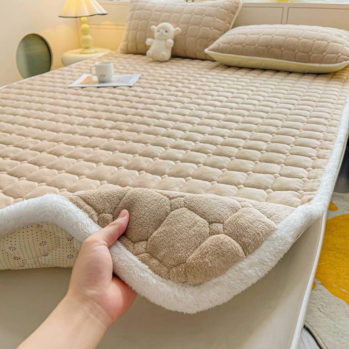 91家纺网 家纺一手货源 找家纺 眠势力 2025新款牛奶绒床垫加绒床褥子秋冬保暖珊瑚绒夹棉床护垫 卡其