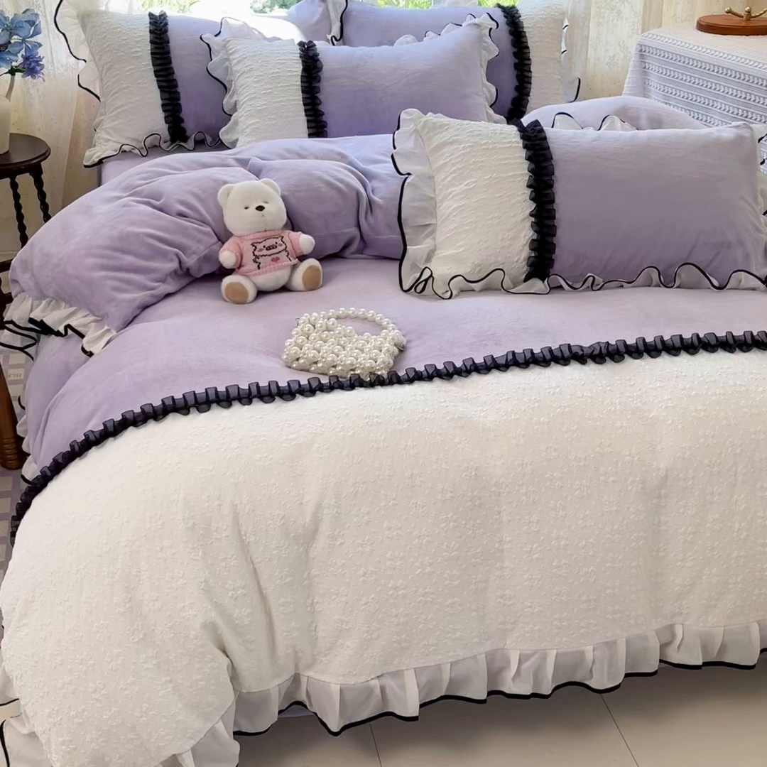 91家纺网 家纺一手货源 找家纺 艺玲家纺 2025新款牛奶绒韩版蕾丝四件套-花香梦境绒 花香梦境绒-浅紫