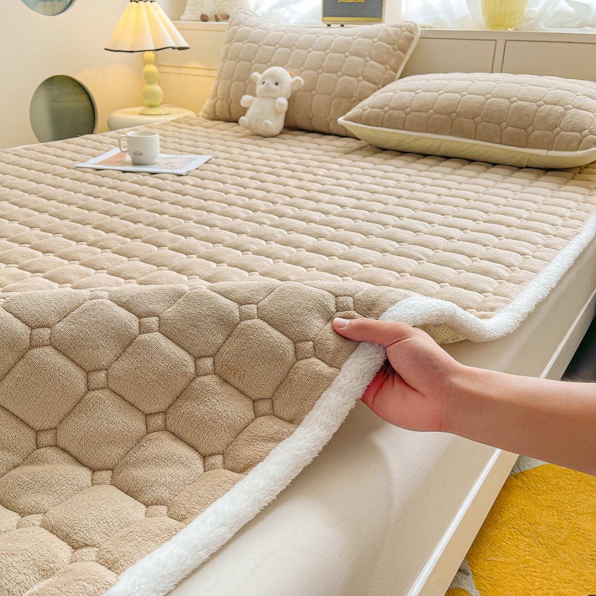 91家纺网 家纺一手货源 找家纺 眠势力 2025新款牛奶绒床垫加绒床褥子秋冬保暖珊瑚绒夹棉床护垫 卡其
