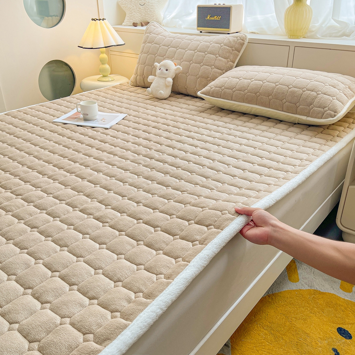 91家纺网 家纺一手货源 找家纺 眠势力 2025新款牛奶绒床垫加绒床褥子秋冬保暖珊瑚绒夹棉床护垫 卡其