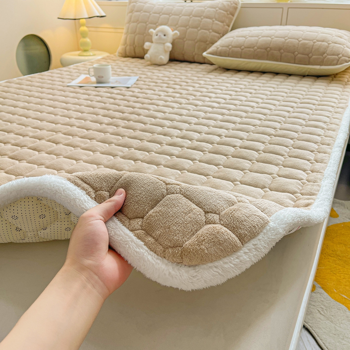 91家纺网 家纺一手货源 找家纺 眠势力 2025新款牛奶绒床垫加绒床褥子秋冬保暖珊瑚绒夹棉床护垫 卡其