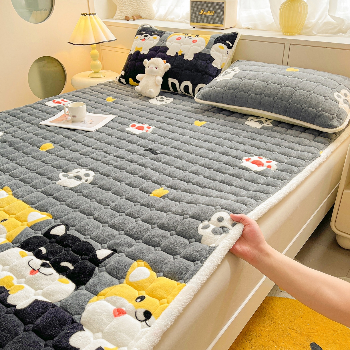 91家纺网 家纺一手货源 找家纺 眠势力 2025新款牛奶绒床垫加绒床褥子秋冬保暖珊瑚绒夹棉床护垫 可爱汪