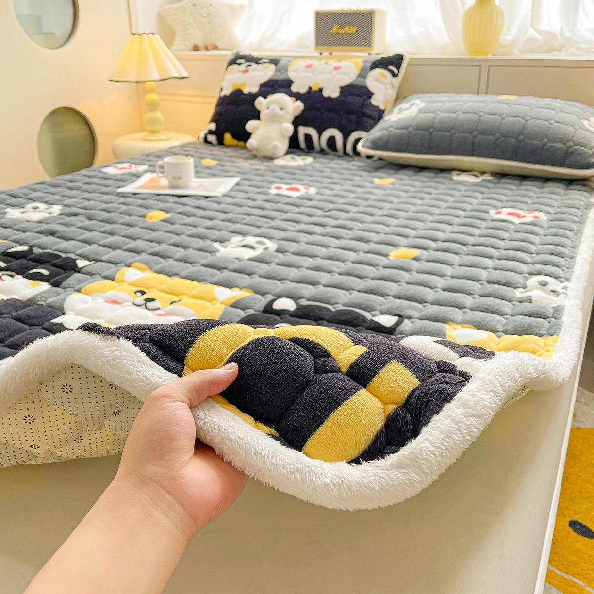 91家纺网 家纺一手货源 找家纺 眠势力 2025新款牛奶绒床垫加绒床褥子秋冬保暖珊瑚绒夹棉床护垫 可爱汪