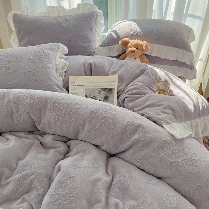 91家纺网 家纺一手货源 找家纺 六巷胡同 2025新款韩版知画牡丹A类牛奶绒花边款四件套 知画牡丹-紫