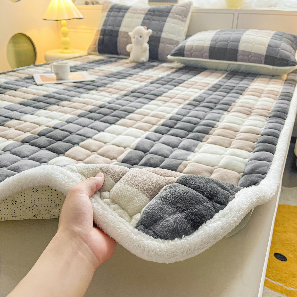 91家纺网 家纺一手货源 找家纺 眠势力 2025新款牛奶绒床垫加绒床褥子秋冬保暖珊瑚绒夹棉床护垫 兰大格