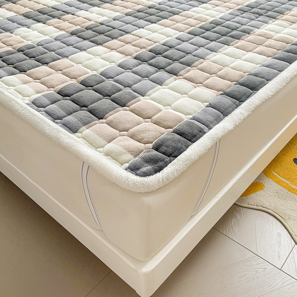 91家纺网 家纺一手货源 找家纺 眠势力 2025新款牛奶绒床垫加绒床褥子秋冬保暖珊瑚绒夹棉床护垫 兰大格