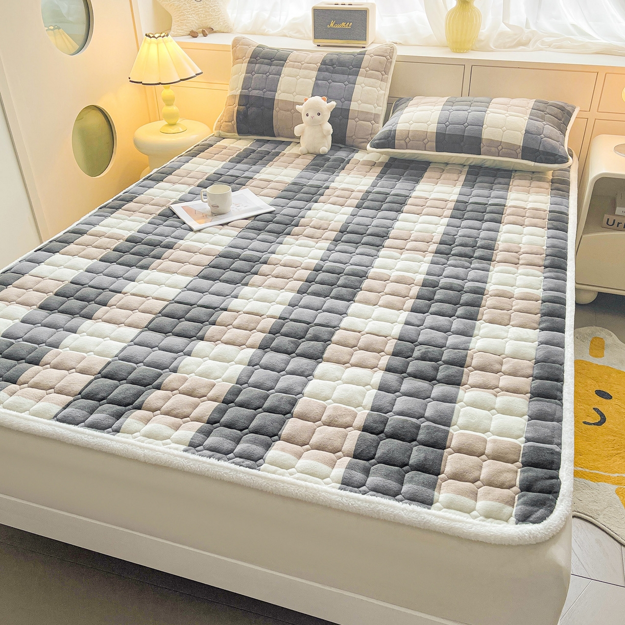 91家纺网 家纺一手货源 找家纺 眠势力 2025新款牛奶绒床垫加绒床褥子秋冬保暖珊瑚绒夹棉床护垫 兰大格