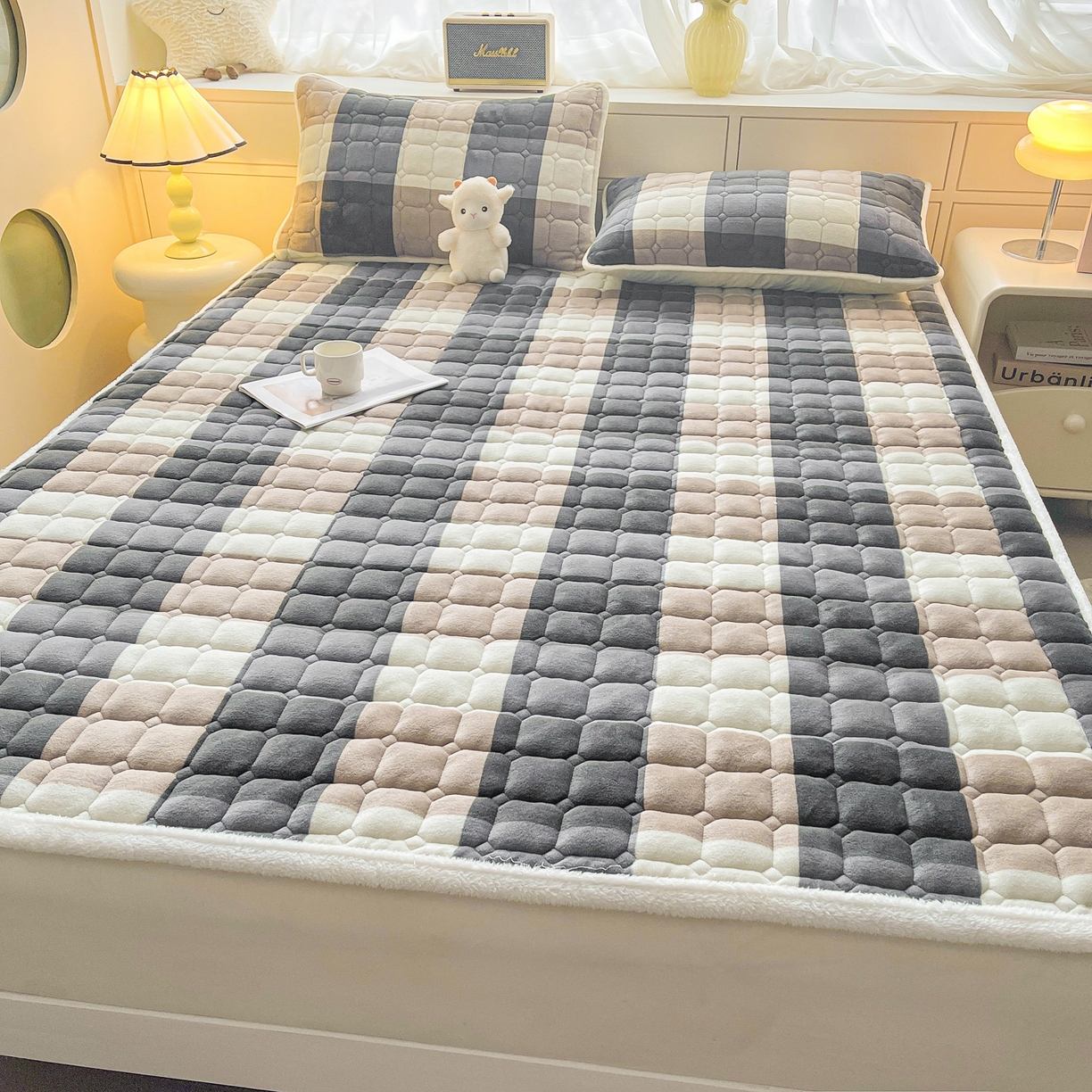 91家纺网 家纺一手货源 找家纺 眠势力 2025新款牛奶绒床垫加绒床褥子秋冬保暖珊瑚绒夹棉床护垫 兰大格