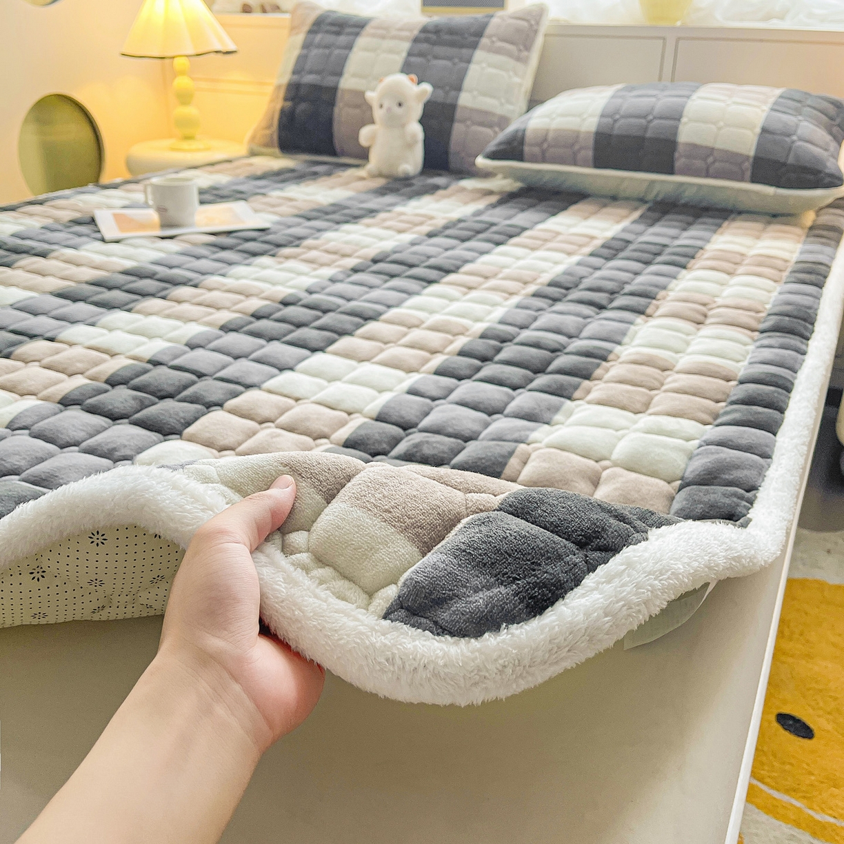 91家纺网 家纺一手货源 找家纺 眠势力 2025新款牛奶绒床垫加绒床褥子秋冬保暖珊瑚绒夹棉床护垫 兰大格