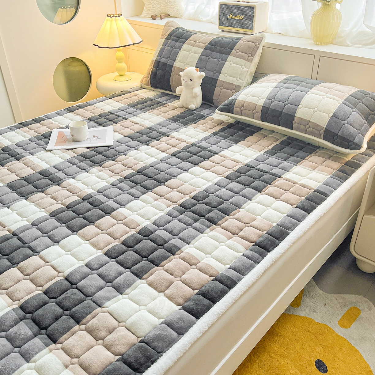 91家纺网 家纺一手货源 找家纺 眠势力 2025新款牛奶绒床垫加绒床褥子秋冬保暖珊瑚绒夹棉床护垫 兰大格