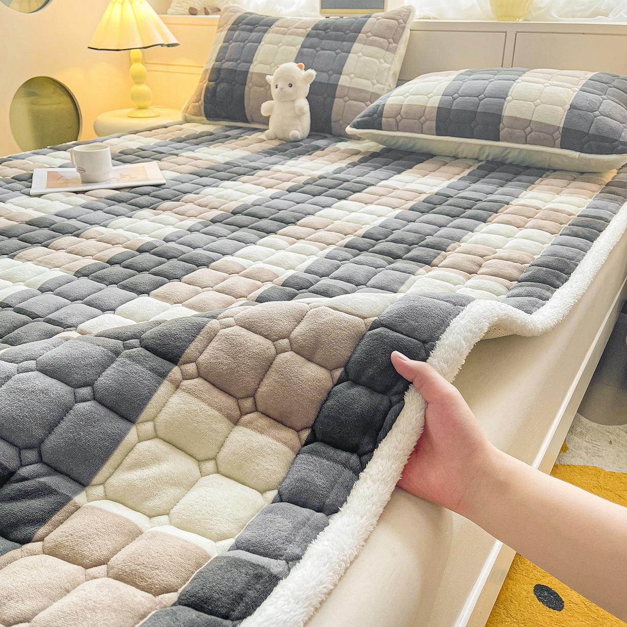 91家纺网 家纺一手货源 找家纺 眠势力 2025新款牛奶绒床垫加绒床褥子秋冬保暖珊瑚绒夹棉床护垫 兰大格