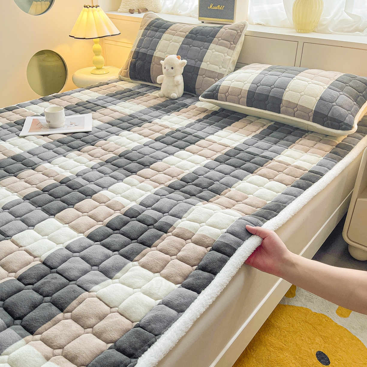 91家纺网 家纺一手货源 找家纺 眠势力 2025新款牛奶绒床垫加绒床褥子秋冬保暖珊瑚绒夹棉床护垫 兰大格