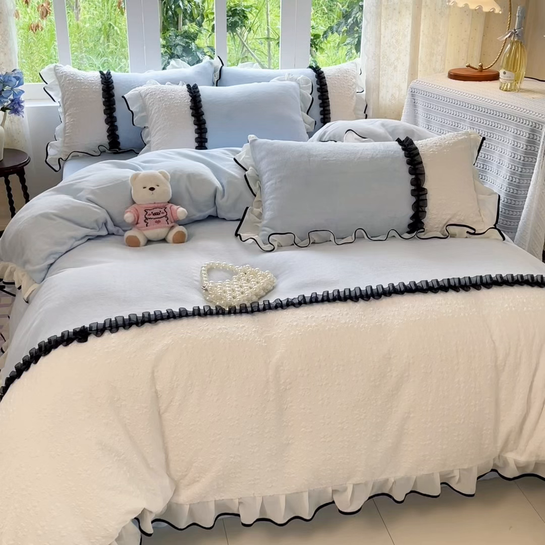 91家纺网 家纺一手货源 找家纺 艺玲家纺 2025新款牛奶绒韩版蕾丝四件套-花香梦境绒 花香梦境绒-天蓝