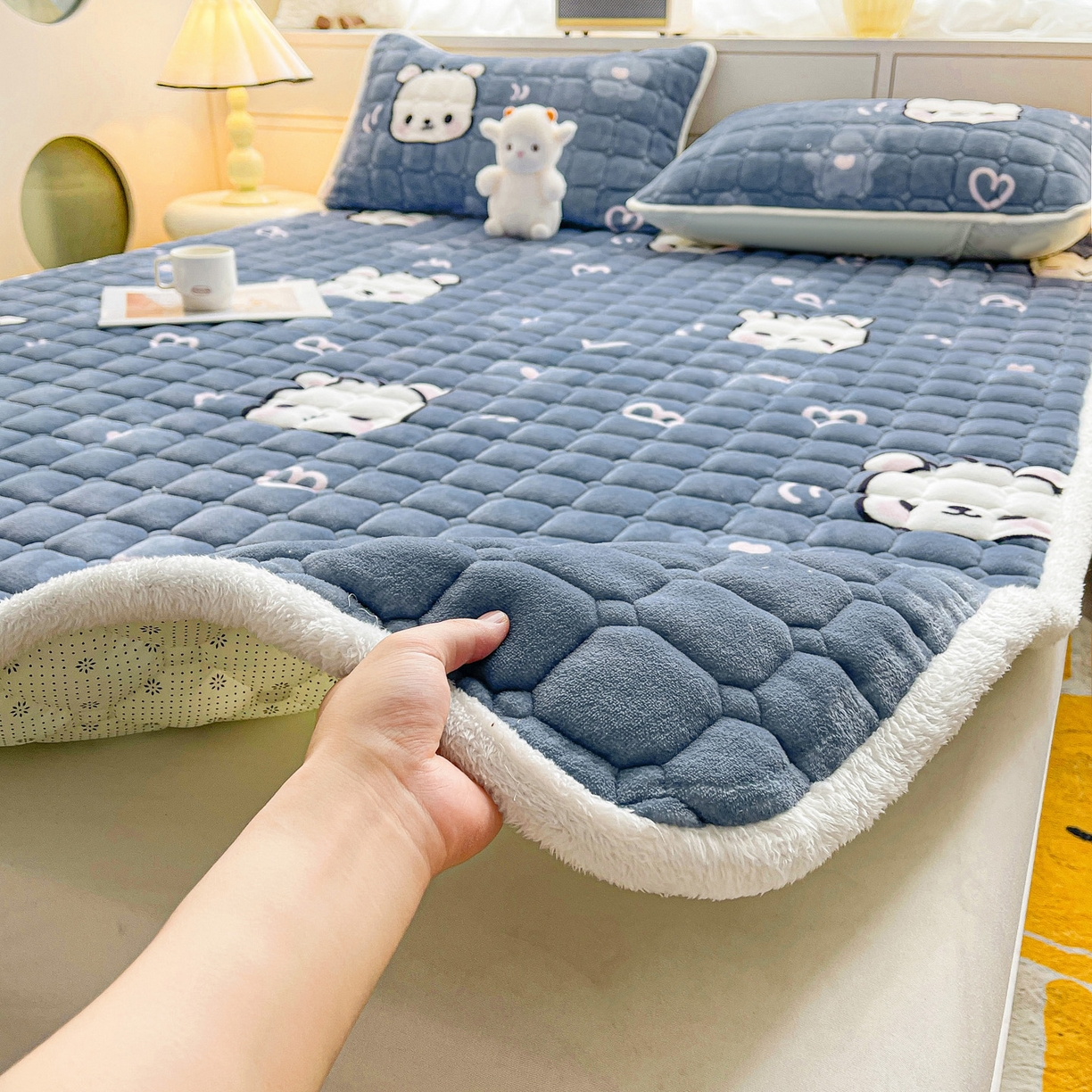 91家纺网 家纺一手货源 找家纺 眠势力 2025新款牛奶绒床垫加绒床褥子秋冬保暖珊瑚绒夹棉床护垫 蓝色熊头