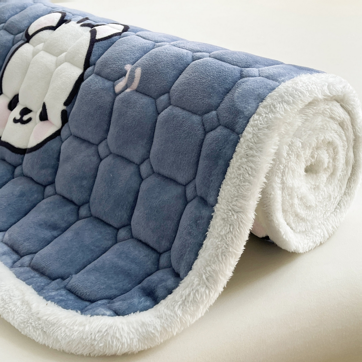 91家纺网 家纺一手货源 找家纺 眠势力 2025新款牛奶绒床垫加绒床褥子秋冬保暖珊瑚绒夹棉床护垫 蓝色熊头