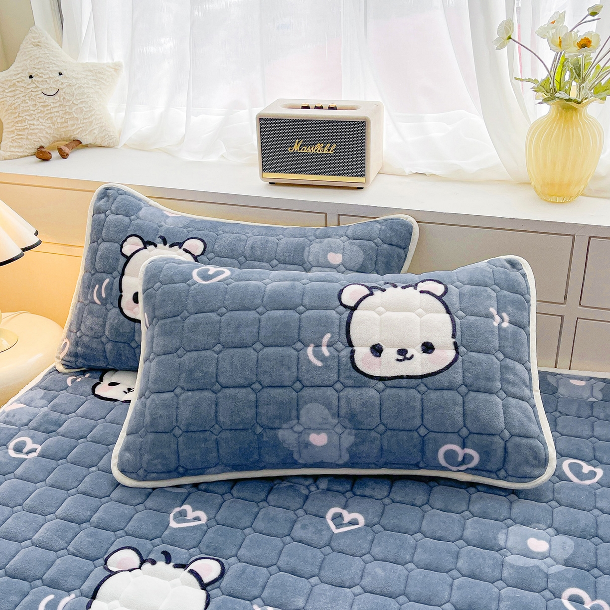 91家纺网 家纺一手货源 找家纺 眠势力 2025新款牛奶绒床垫加绒床褥子秋冬保暖珊瑚绒夹棉床护垫 蓝色熊头