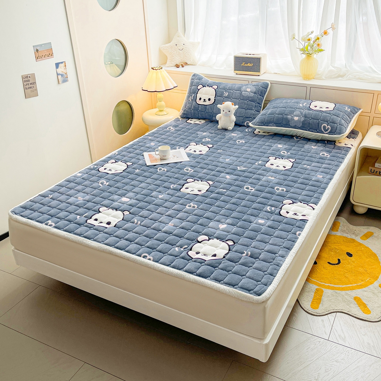 91家纺网 家纺一手货源 找家纺 眠势力 2025新款牛奶绒床垫加绒床褥子秋冬保暖珊瑚绒夹棉床护垫 蓝色熊头