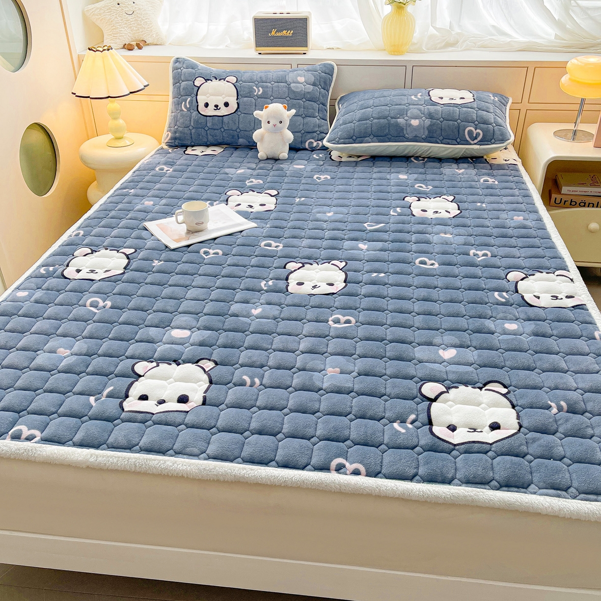 91家纺网 家纺一手货源 找家纺 眠势力 2025新款牛奶绒床垫加绒床褥子秋冬保暖珊瑚绒夹棉床护垫 蓝色熊头