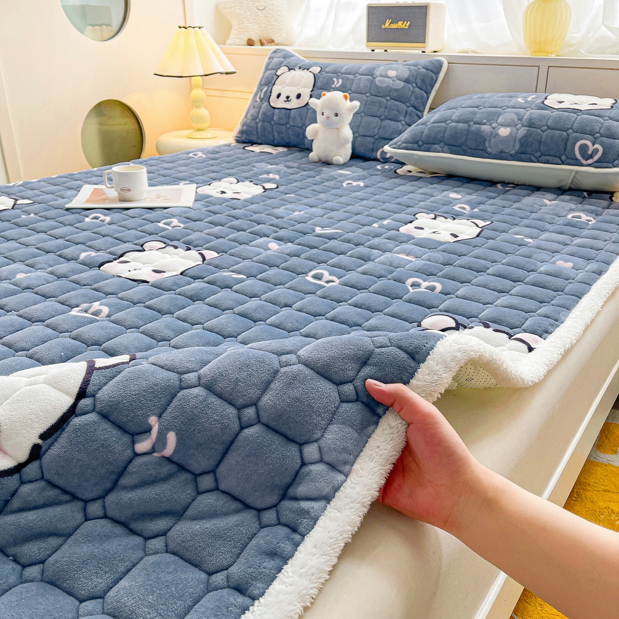 91家纺网 家纺一手货源 找家纺 眠势力 2025新款牛奶绒床垫加绒床褥子秋冬保暖珊瑚绒夹棉床护垫 蓝色熊头