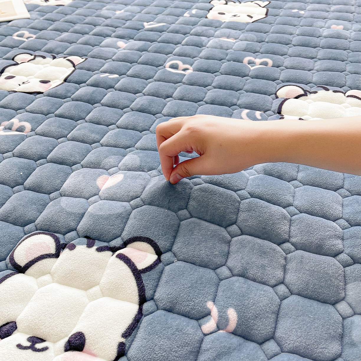 91家纺网 家纺一手货源 找家纺 眠势力 2025新款牛奶绒床垫加绒床褥子秋冬保暖珊瑚绒夹棉床护垫 蓝色熊头