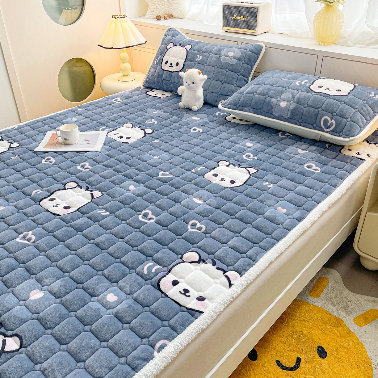 91家纺网 家纺一手货源 找家纺 眠势力 2025新款牛奶绒床垫加绒床褥子秋冬保暖珊瑚绒夹棉床护垫 蓝色熊头