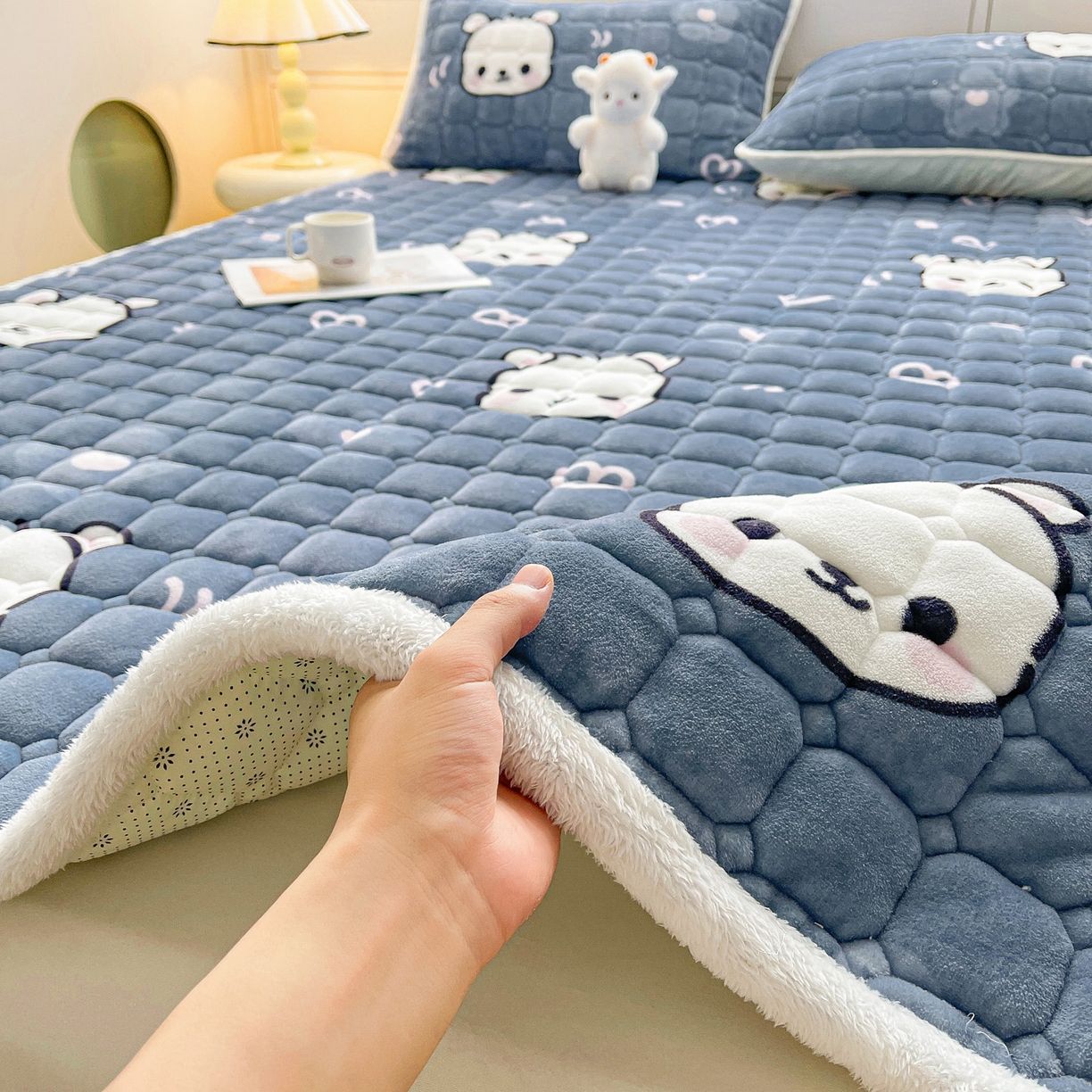 91家纺网 家纺一手货源 找家纺 眠势力 2025新款牛奶绒床垫加绒床褥子秋冬保暖珊瑚绒夹棉床护垫 蓝色熊头