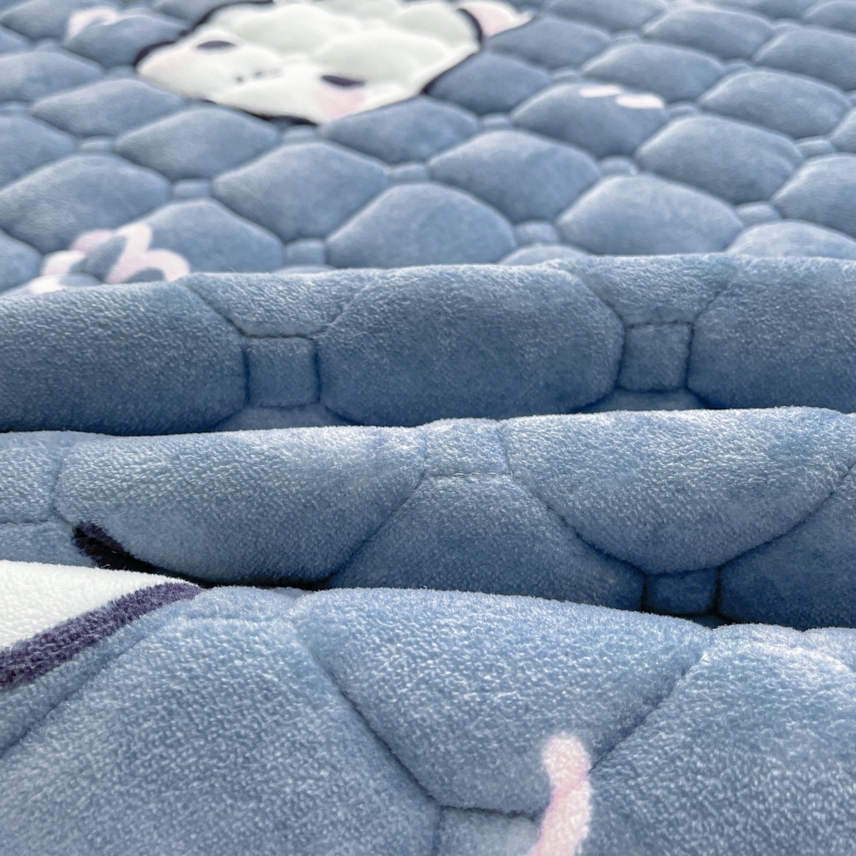 91家纺网 家纺一手货源 找家纺 眠势力 2025新款牛奶绒床垫加绒床褥子秋冬保暖珊瑚绒夹棉床护垫 蓝色熊头