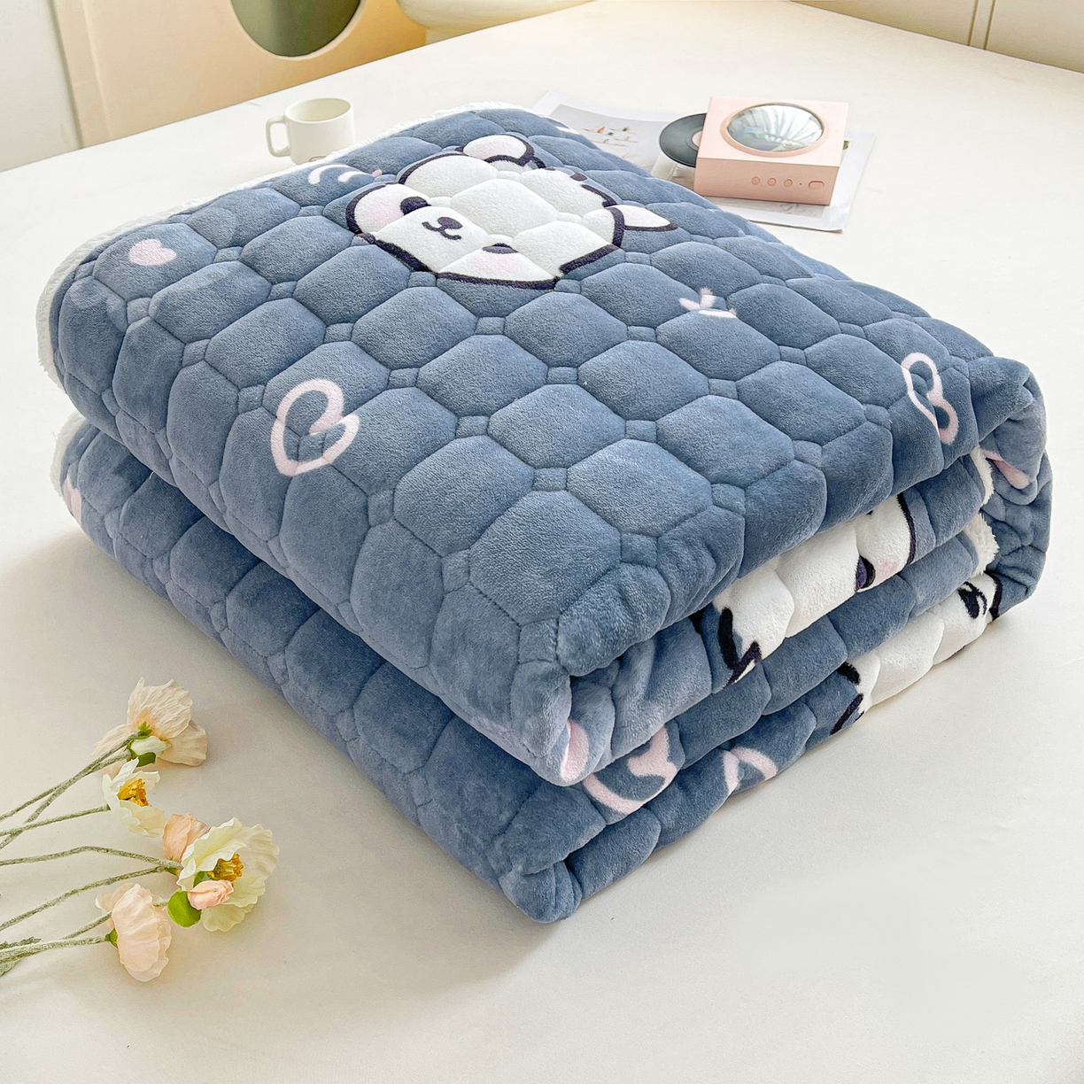 91家纺网 家纺一手货源 找家纺 眠势力 2025新款牛奶绒床垫加绒床褥子秋冬保暖珊瑚绒夹棉床护垫 蓝色熊头