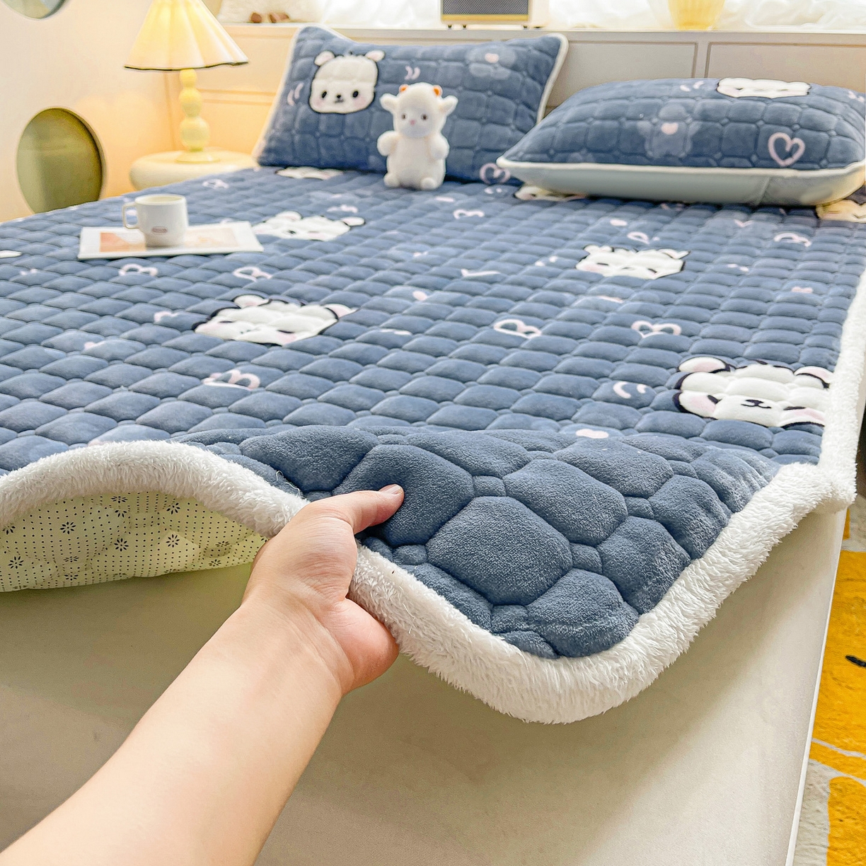 91家纺网 家纺一手货源 找家纺 眠势力 2025新款牛奶绒床垫加绒床褥子秋冬保暖珊瑚绒夹棉床护垫 蓝色熊头