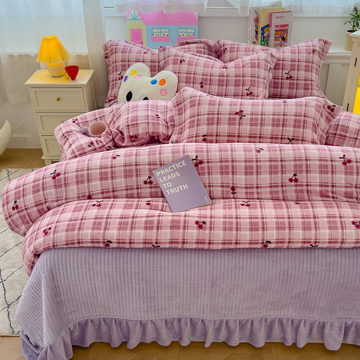 91家纺网 家纺一手货源 找家纺 赫梵茜 2025新款亲肤舒适爆款•牛奶绒花边床盖款四件套 乌梅子酱