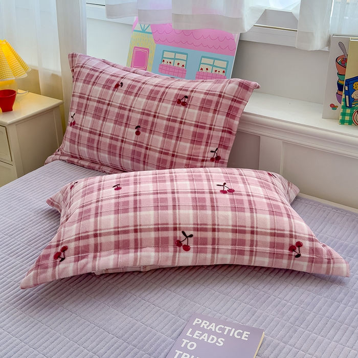 91家纺网 家纺一手货源 找家纺 赫梵茜 2025新款亲肤舒适爆款•牛奶绒花边床盖款四件套 乌梅子酱