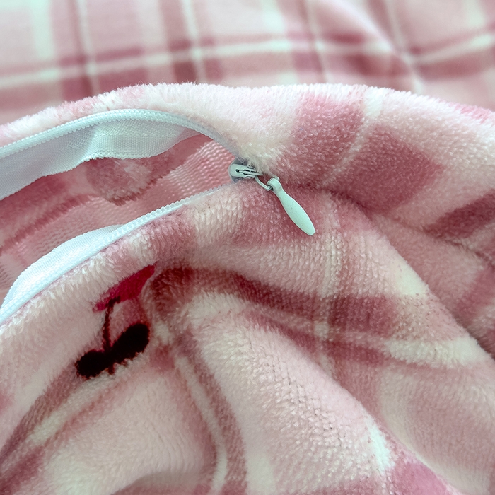 91家纺网 家纺一手货源 找家纺 赫梵茜 2025新款亲肤舒适爆款•牛奶绒花边床盖款四件套 乌梅子酱