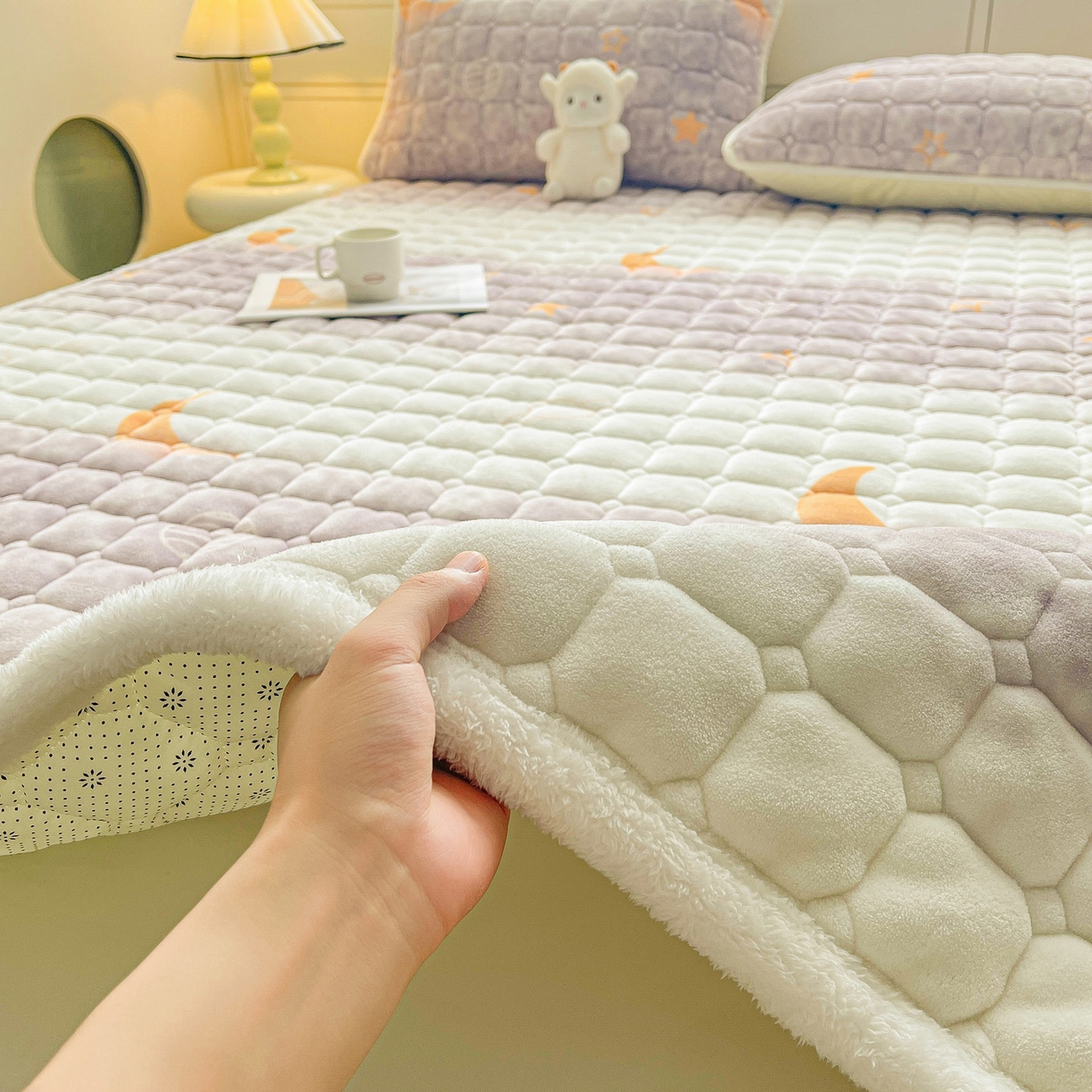 91家纺网 家纺一手货源 找家纺 眠势力 2025新款牛奶绒床垫加绒床褥子秋冬保暖珊瑚绒夹棉床护垫 梦幻星空