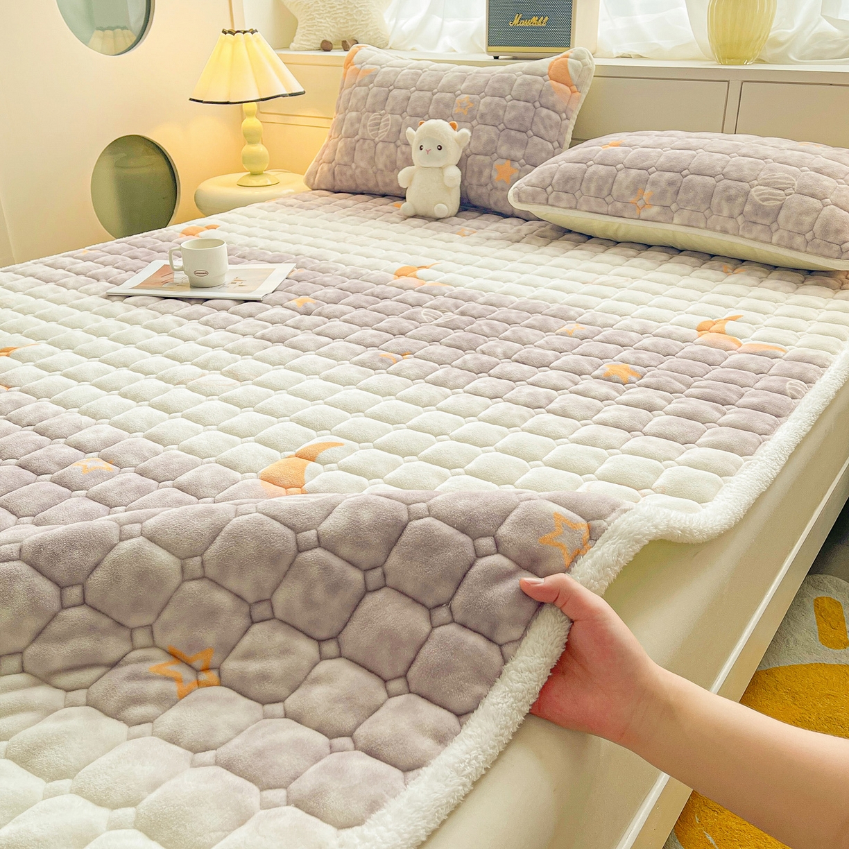 91家纺网 家纺一手货源 找家纺 眠势力 2025新款牛奶绒床垫加绒床褥子秋冬保暖珊瑚绒夹棉床护垫 梦幻星空