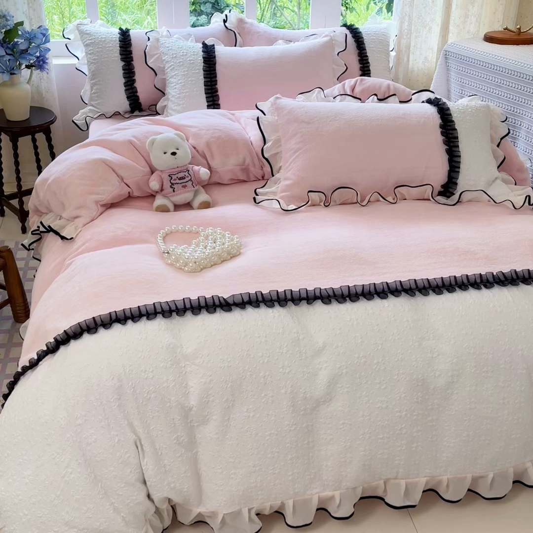 91家纺网 家纺一手货源 找家纺 艺玲家纺 2025新款牛奶绒韩版蕾丝四件套-花香梦境绒 花香梦境绒-玉色