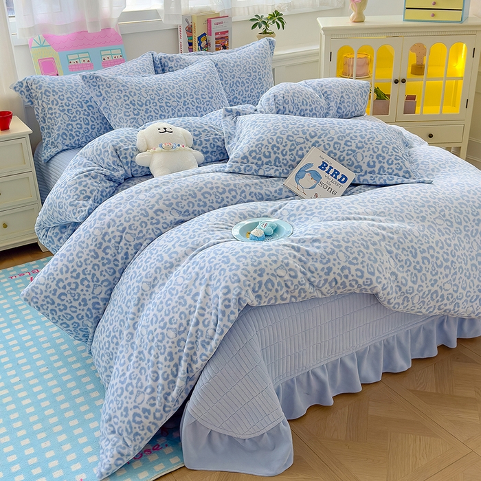 赫梵茜 2025新款亲肤舒适爆款•牛奶绒花边床盖款四件套 豹纹猫咪蓝