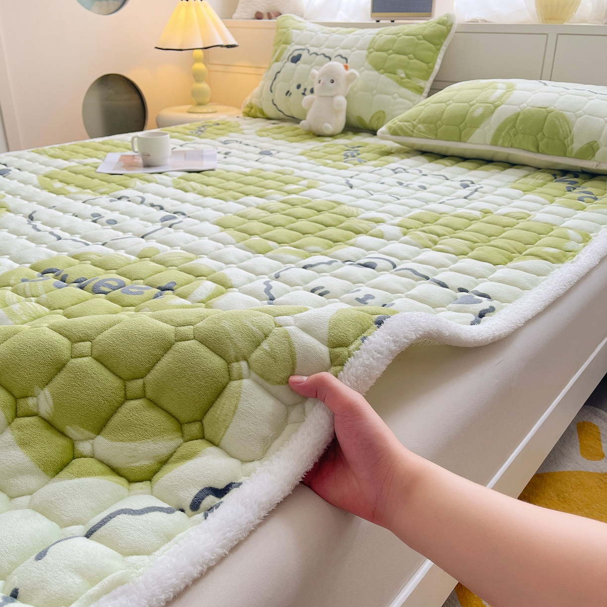 91家纺网 家纺一手货源 找家纺 眠势力 2025新款牛奶绒床垫加绒床褥子秋冬保暖珊瑚绒夹棉床护垫 泡泡熊