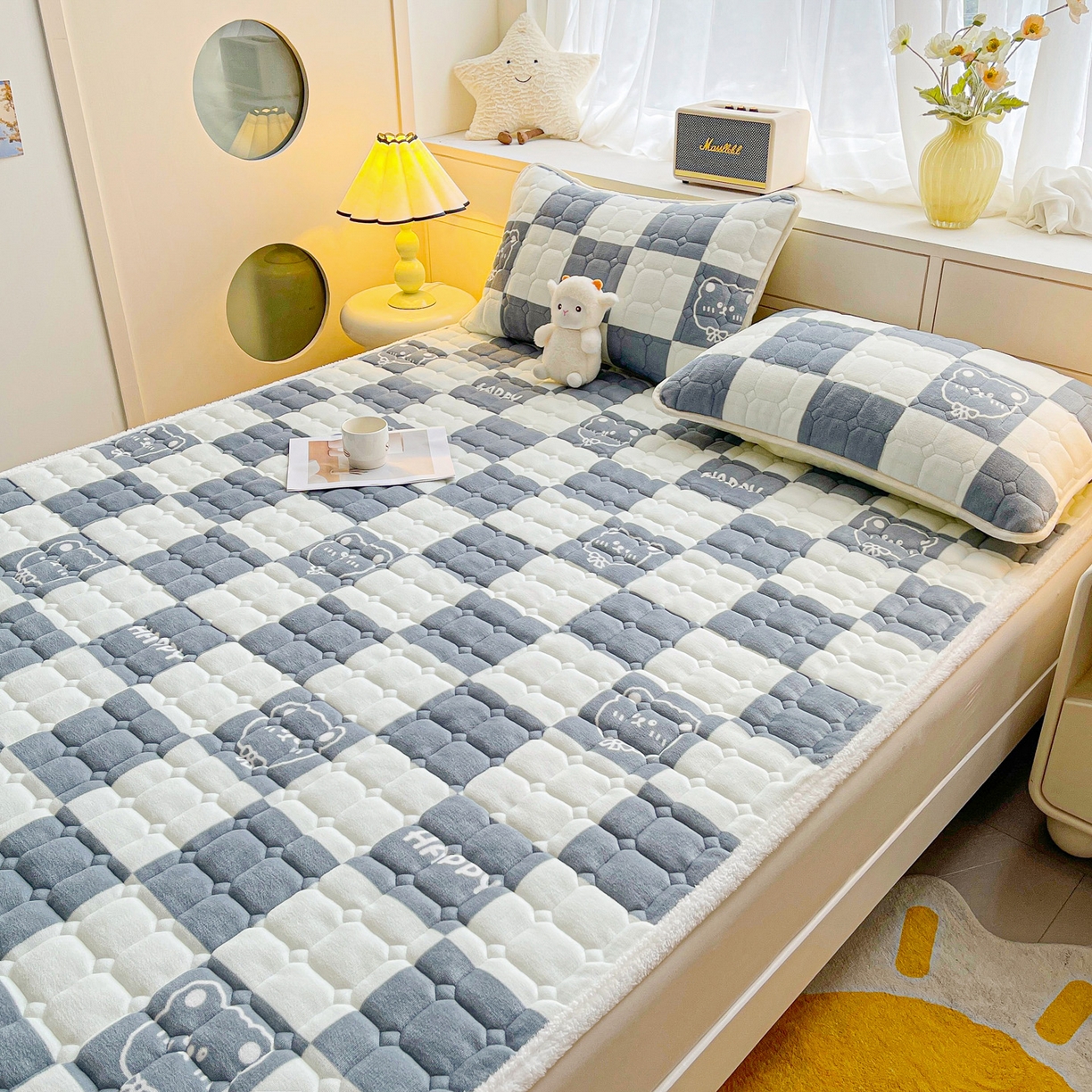 91家纺网 家纺一手货源 找家纺 眠势力 2025新款牛奶绒床垫加绒床褥子秋冬保暖珊瑚绒夹棉床护垫 棋盘格