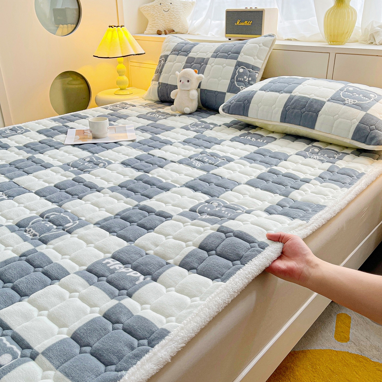 91家纺网 家纺一手货源 找家纺 眠势力 2025新款牛奶绒床垫加绒床褥子秋冬保暖珊瑚绒夹棉床护垫 棋盘格