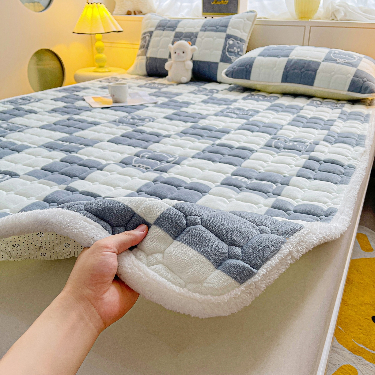 91家纺网 家纺一手货源 找家纺 眠势力 2025新款牛奶绒床垫加绒床褥子秋冬保暖珊瑚绒夹棉床护垫 棋盘格