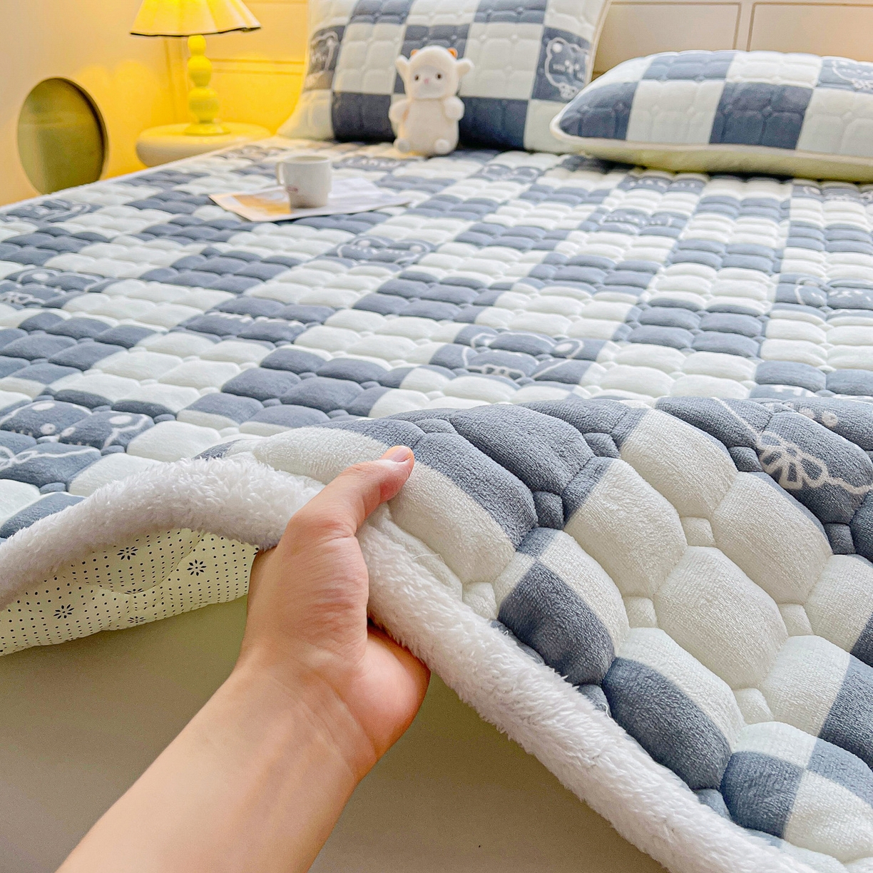 91家纺网 家纺一手货源 找家纺 眠势力 2025新款牛奶绒床垫加绒床褥子秋冬保暖珊瑚绒夹棉床护垫 棋盘格
