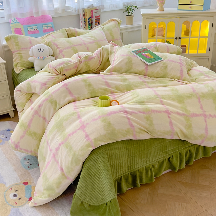 赫梵茜 2025新款亲肤舒适爆款•牛奶绒花边床盖款四件套 粉绿格